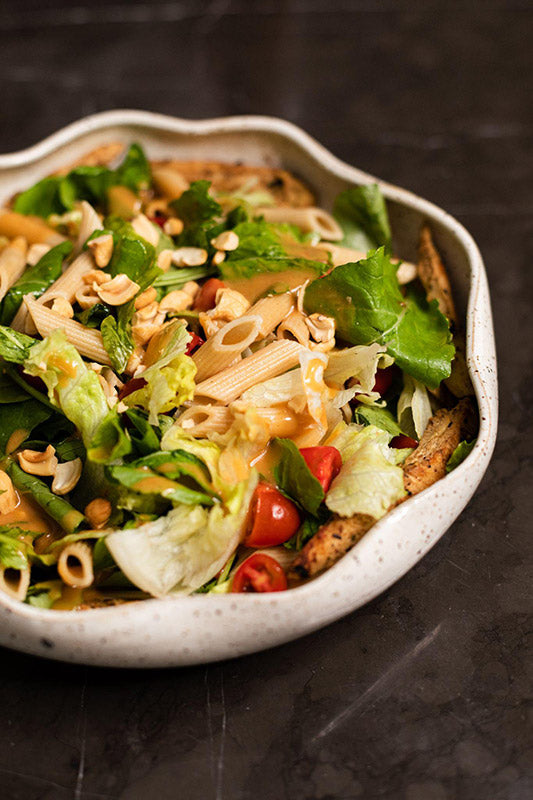 Salada de penne com frango grelhado